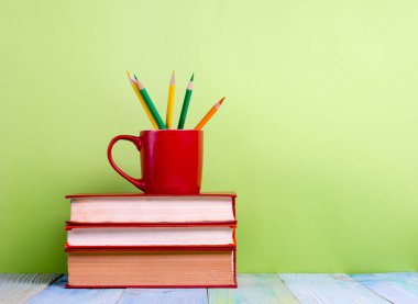 Okula dönüş. Eski vintage ciltli kitaplar ve kırmızı Kupası, kalp, kalem ile kompozisyon