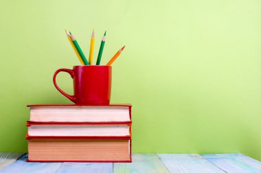 Okula dönüş. Eski vintage ciltli kitaplar ve kırmızı Kupası, kalp, kalem ile kompozisyon