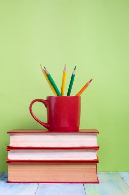 Okula dönüş. Eski vintage ciltli kitaplar ve kırmızı Kupası, kalp, kalem ile kompozisyon