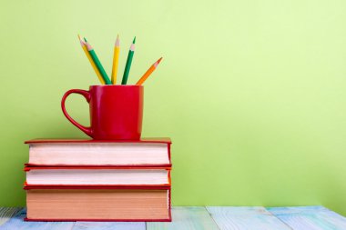 Okula dönüş. Eski vintage ciltli kitaplar ve kırmızı Kupası, kalp, kalem ile kompozisyon