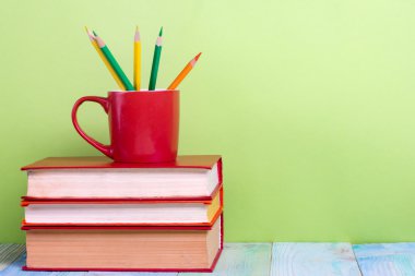 Okula dönüş. Eski vintage ciltli kitaplar ve kırmızı Kupası, kalp, kalem ile kompozisyon