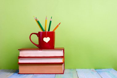 Okula dönüş. Eski vintage ciltli kitaplar ve kırmızı Kupası, kalp, kalem ile kompozisyon