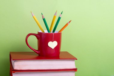 Okula dönüş. Eski vintage ciltli kitaplar ve kırmızı Kupası, kalp, kalem ile kompozisyon