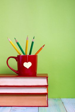 Okula dönüş. Eski vintage ciltli kitaplar ve kırmızı Kupası, kalp, kalem ile kompozisyon