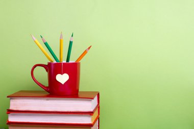 Okula dönüş. Eski vintage ciltli kitaplar ve kırmızı Kupası, kalp, kalem ile kompozisyon