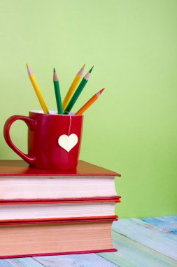 Okula dönüş. Eski vintage ciltli kitaplar ve kırmızı Kupası, kalp, kalem ile kompozisyon