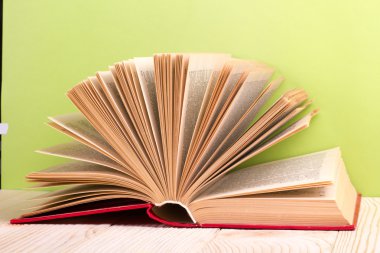 Kaliteli eski ciltli kitaplar, günlük, hayran sayfaları olan kompozisyon