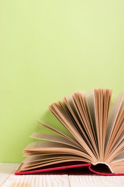 Kaliteli eski ciltli kitaplar, günlük, hayran sayfaları olan kompozisyon