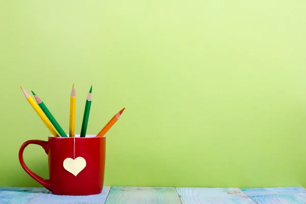 Je retourne à l'école. Composition avec vieux carnets vintage et tasse rouge, coeur, crayons — Photo