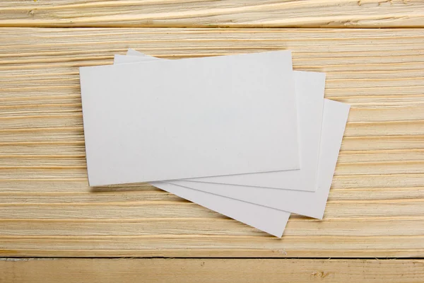 Λευκό κενό επαγγελματική κάρτα επίσκεψη σε ξύλινα φόντο. — Φωτογραφία Αρχείου