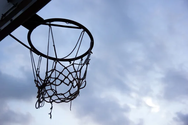 Kosárlabda cél. Sziluettjét a kosárlabda gyűrű és a net a sky — Stock Fotó