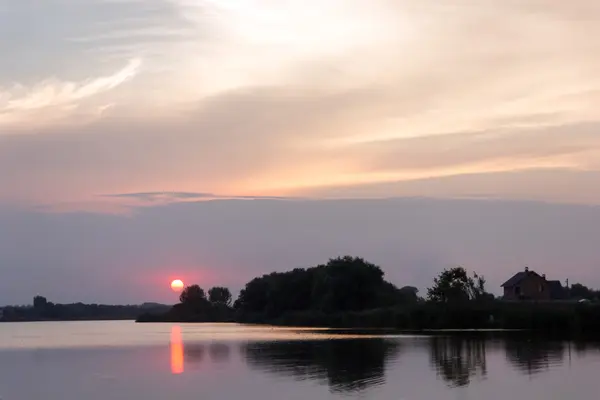 Pôr do sol cena no lago — Fotografia de Stock