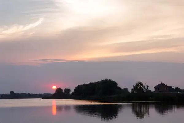 Escena del atardecer en el lago — Foto de Stock