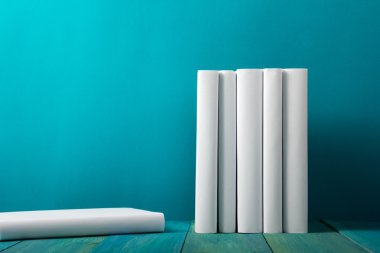 Renkli kitaplar, grungy mavi arka plan, ücretsiz kopya alanı satırı