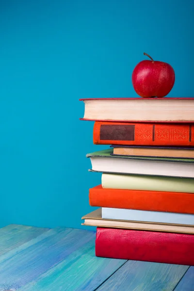 Pila de libros coloridos, fondo azul grueso, espacio de copia gratis . — Foto de Stock