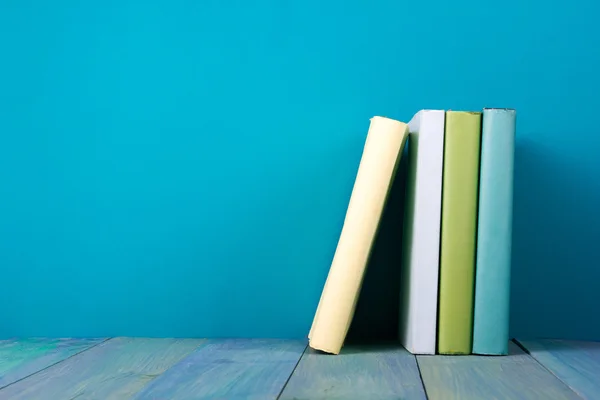 Reihe bunter Bücher, grungy blauer Hintergrund, freier Kopierraum — Stockfoto