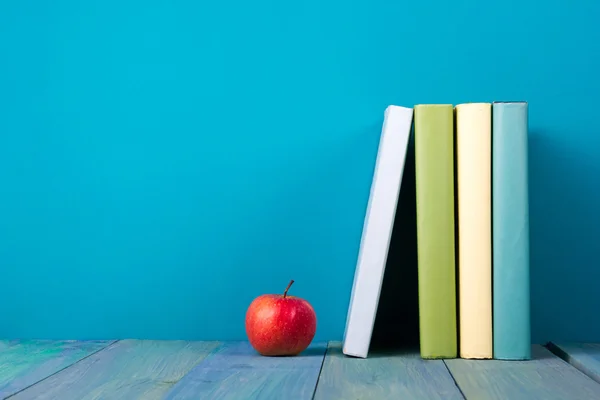 Fila di libri colorati, sfondo blu grungy, spazio libero copia — Foto Stock