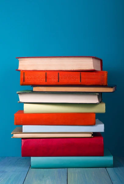 Row of colorful books, grungy blue background, free copy space — Stock Photo, Image