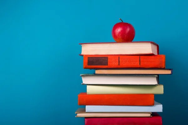 Fila de libros coloridos, fondo azul grueso, espacio de copia gratis —  Fotos de Stock