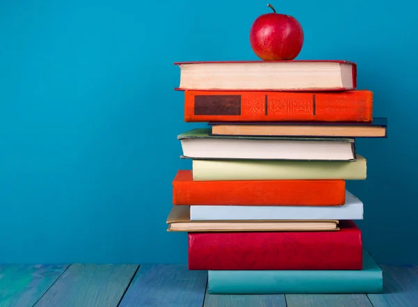 Fila de livros coloridos, fundo azul grungy, espaço livre da cópia — Fotografia de Stock