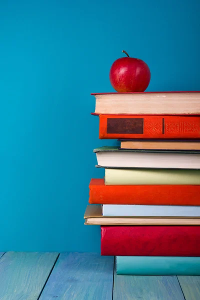 Fila de libros coloridos, fondo azul grueso, espacio de copia gratis —  Fotos de Stock