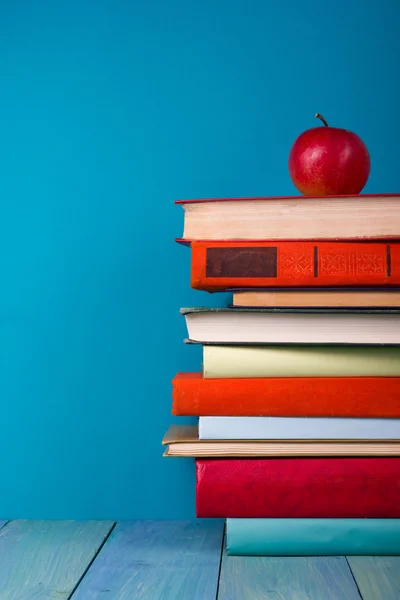 Fila de libros coloridos, fondo azul grueso, espacio de copia gratis — Foto de Stock