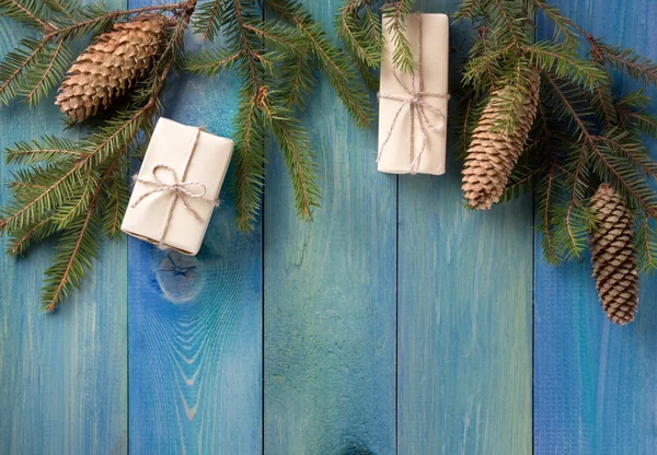 Cajas de regalo festivas con cinta sobre fondo de madera pintada de verde. Lugar para el texto. Enfoque selectivo . — Foto de Stock