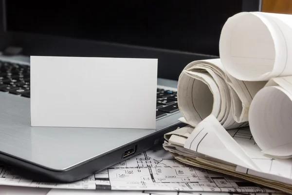 Llave de plata con figura de casa y tarjeta de visita en blanco sobre fondo de madera. Concepto de Bienes Raíces. Vista superior —  Fotos de Stock