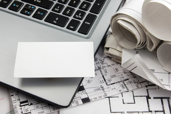 Llave de plata con figura de casa y tarjeta de visita en blanco sobre fondo de madera. Concepto de Bienes Raíces. Vista superior — Foto de Stock