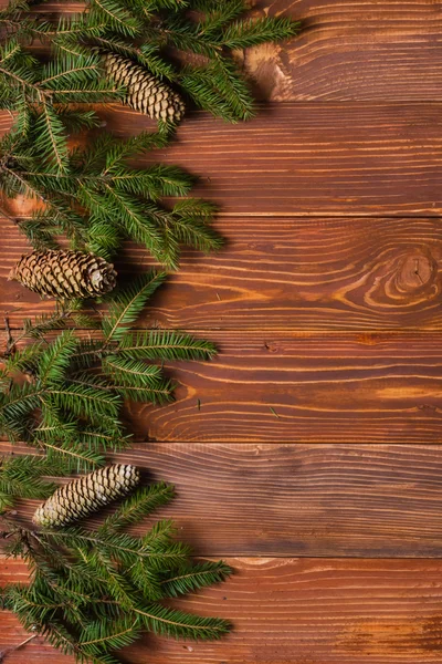 Fondo rústico de Navidad - madera de tablón vintage con abeto de Navidad y espacio de texto libre . — Foto de Stock