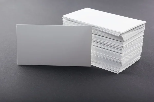 Tarjeta blanca de visita de negocios en blanco, regalo, boleto, pase, presente en fondo gris — Foto de Stock