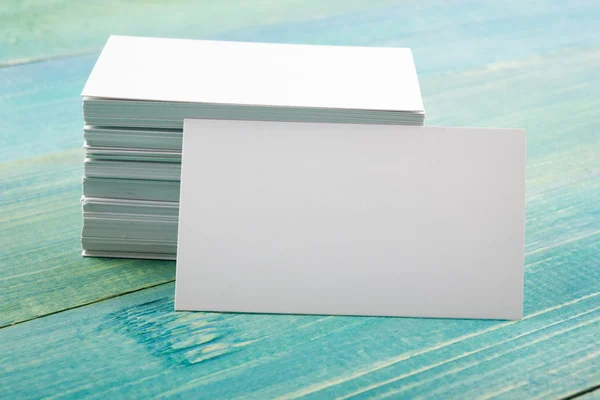 Λευκό κενό επαγγελματική επίσκεψη κάρτα δώρο, εισιτήριο, πέρασμα, παρούσα σε ξύλινα φόντο — Φωτογραφία Αρχείου