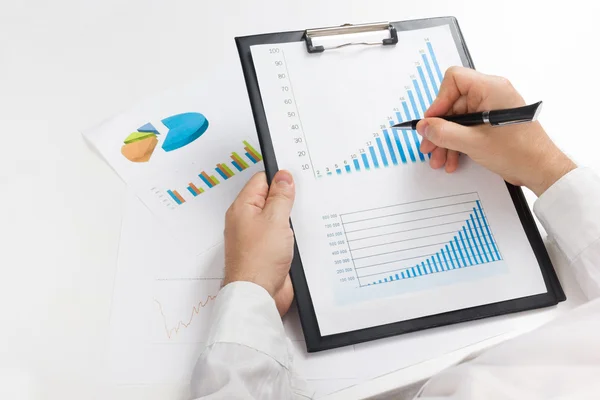 Imprenditore contando le perdite e il profitto che lavora con le statistiche , — Foto Stock