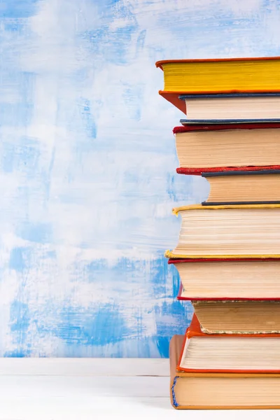 Régi vintage színes keménykötésű könyv, a napló tábla fából készült fedélzet és művészi kék háttér összetételét. Könyvek egymásra. Vissza az iskolába. Másolja a hely. Oktatási háttér — Stock Fotó