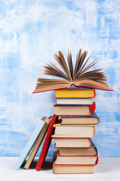 Régi vintage színes keménykötésű könyv, a napló tábla fából készült fedélzet és művészi kék háttér összetétele — Stock Fotó