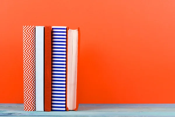 Composición con libros antiguos antiguos de tapa dura, diario, páginas ventiladas — Foto de Stock