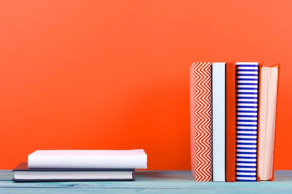 Alte gebundene Bücher, Tagebuch, aufgefächerte Seiten auf rotem Hintergrund. — Stockfoto