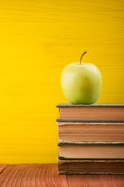 Montón de libros de tapa dura de colores sobre fondo amarillo . — Foto de Stock