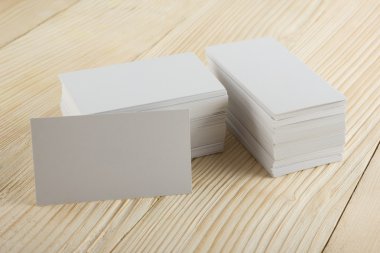 Kadar boş kartvizit ziyaret, Hediyelik, Bilet, geçmek, mevcut yakın ahşap arka plan üzerinde beyaz. Kopyalama alanı boş kurumsal kimlik paketi kartvizit şablonu kimliği