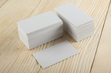 Kadar boş kartvizit ziyaret, Hediyelik, Bilet, geçmek, mevcut yakın ahşap arka plan üzerinde beyaz. Kopyalama alanı boş kurumsal kimlik paketi kartvizit şablonu kimliği