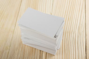 Kadar boş kartvizit ziyaret, Hediyelik, Bilet, geçmek, mevcut yakın ahşap arka plan üzerinde beyaz. Kopyalama alanı boş kurumsal kimlik paketi kartvizit şablonu kimliği