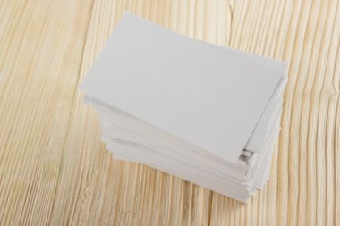 Kadar boş kartvizit ziyaret, Hediyelik, Bilet, geçmek, mevcut yakın ahşap arka plan üzerinde beyaz. Kopyalama alanı boş kurumsal kimlik paketi kartvizit şablonu kimliği