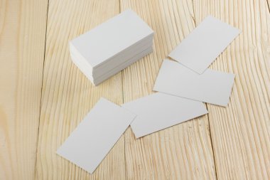 Kadar boş kartvizit ziyaret, Hediyelik, Bilet, geçmek, mevcut yakın ahşap arka plan üzerinde beyaz. Kopyalama alanı boş kurumsal kimlik paketi kartvizit şablonu kimliği