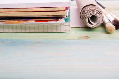 Sanatsal, sanatçı, sanat. Ahşap backgrou üzerinde kullanılan sanatçı boya fırçaları