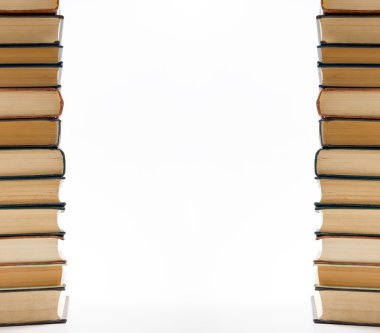 Beyaz arka plan üzerine bir yığın kitap. Metniniz için alan kopyalama. 