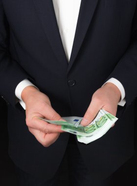 işadamı cüzdan para sayar