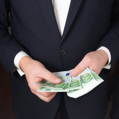 işadamı cüzdan para sayar