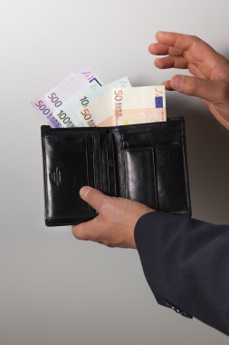 işadamı cüzdan para sayar