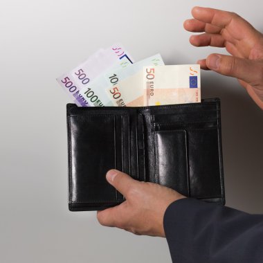 işadamı cüzdan para sayar