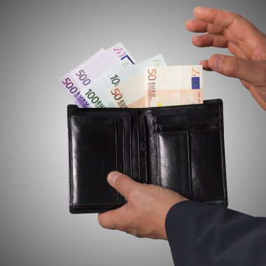 işadamı cüzdan para sayar
